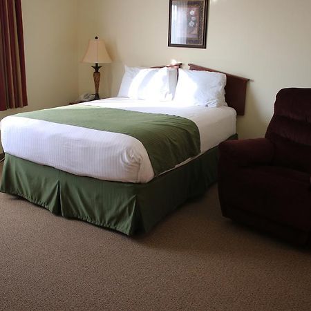 The Edgewood Hotel And Suites Fairbury エクステリア 写真