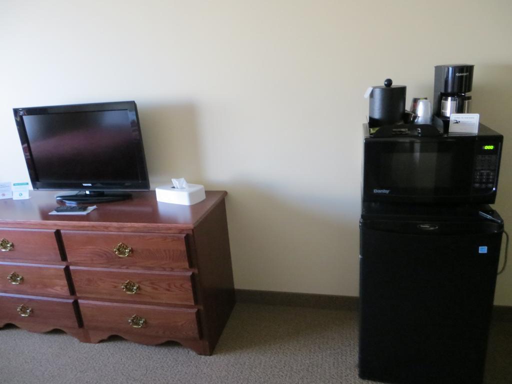 The Edgewood Hotel And Suites Fairbury エクステリア 写真
