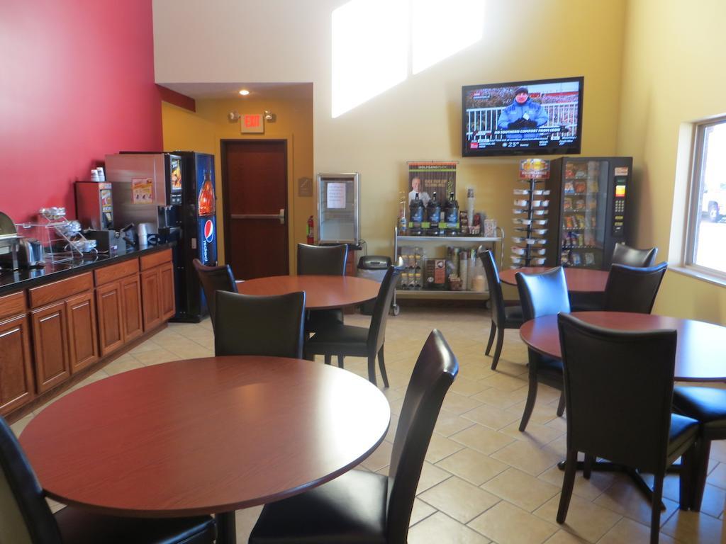 The Edgewood Hotel And Suites Fairbury エクステリア 写真