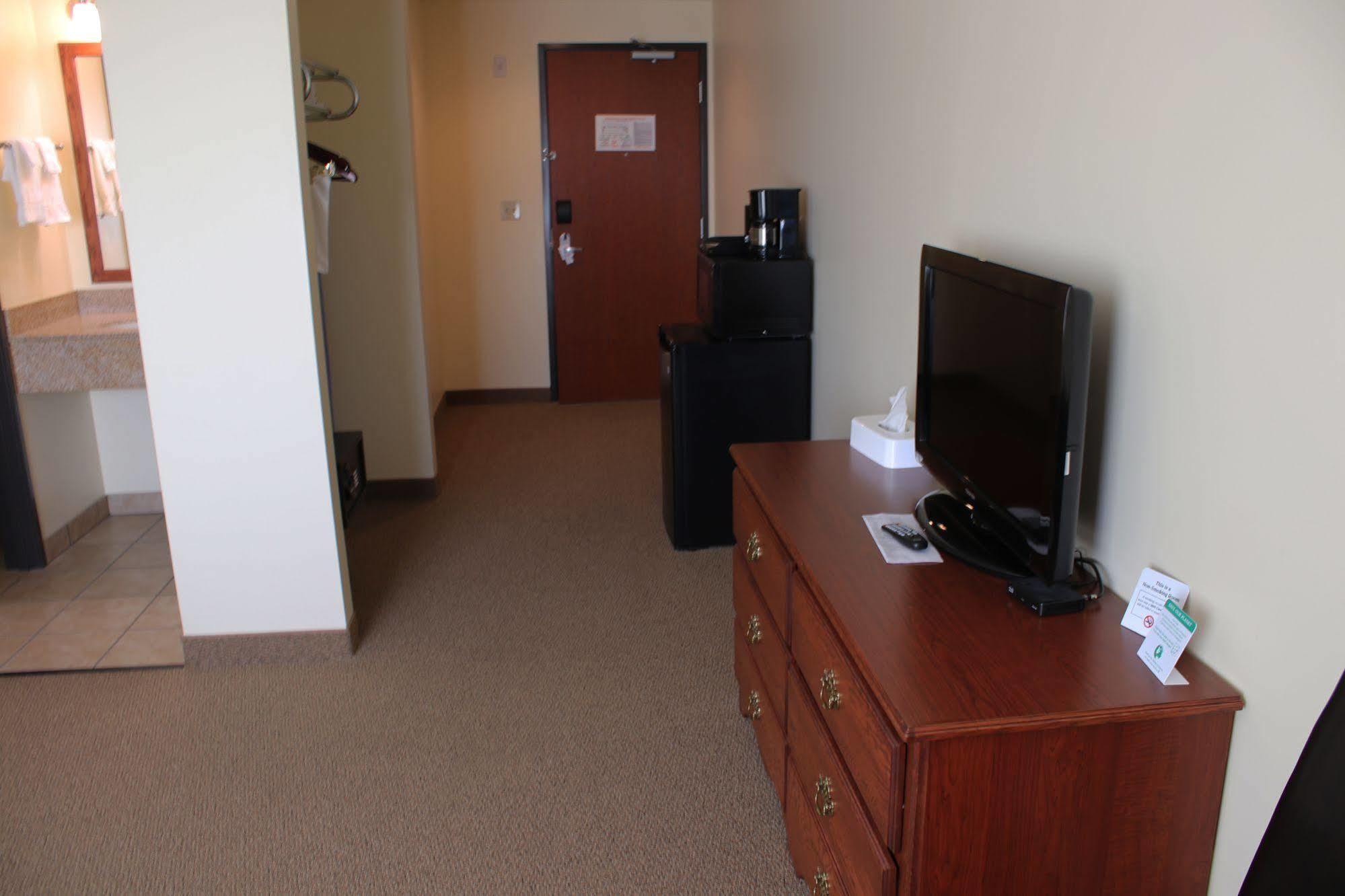 The Edgewood Hotel And Suites Fairbury エクステリア 写真
