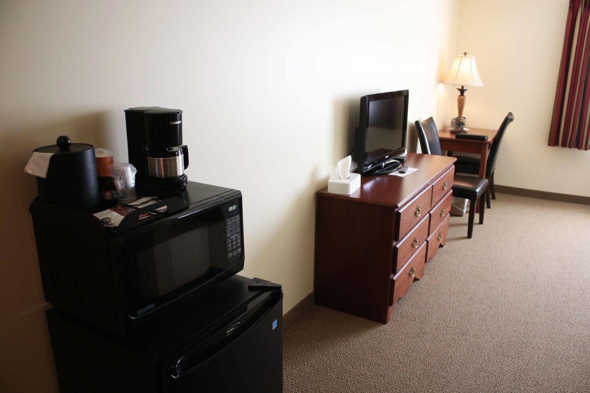 The Edgewood Hotel And Suites Fairbury エクステリア 写真