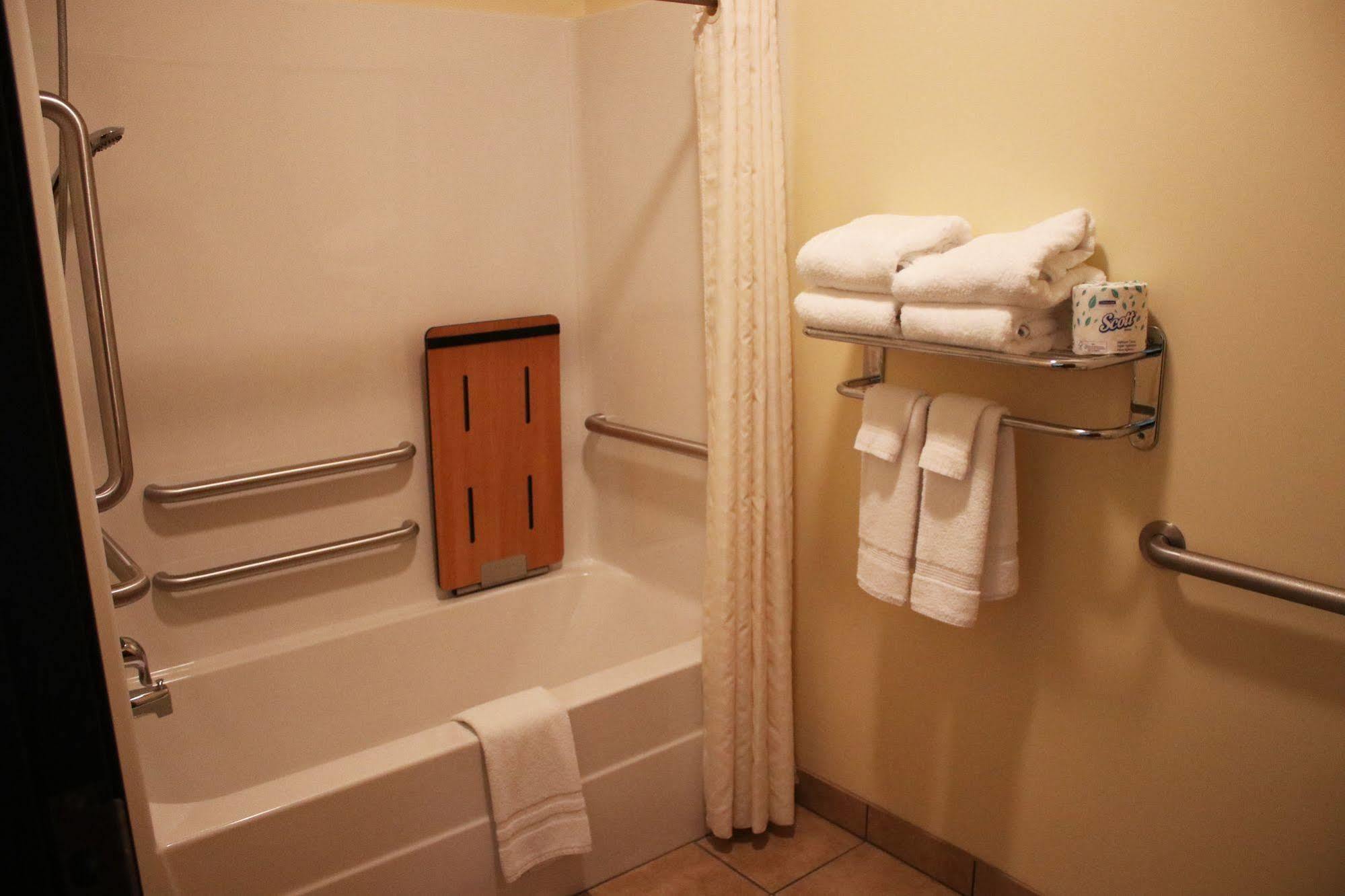 The Edgewood Hotel And Suites Fairbury エクステリア 写真