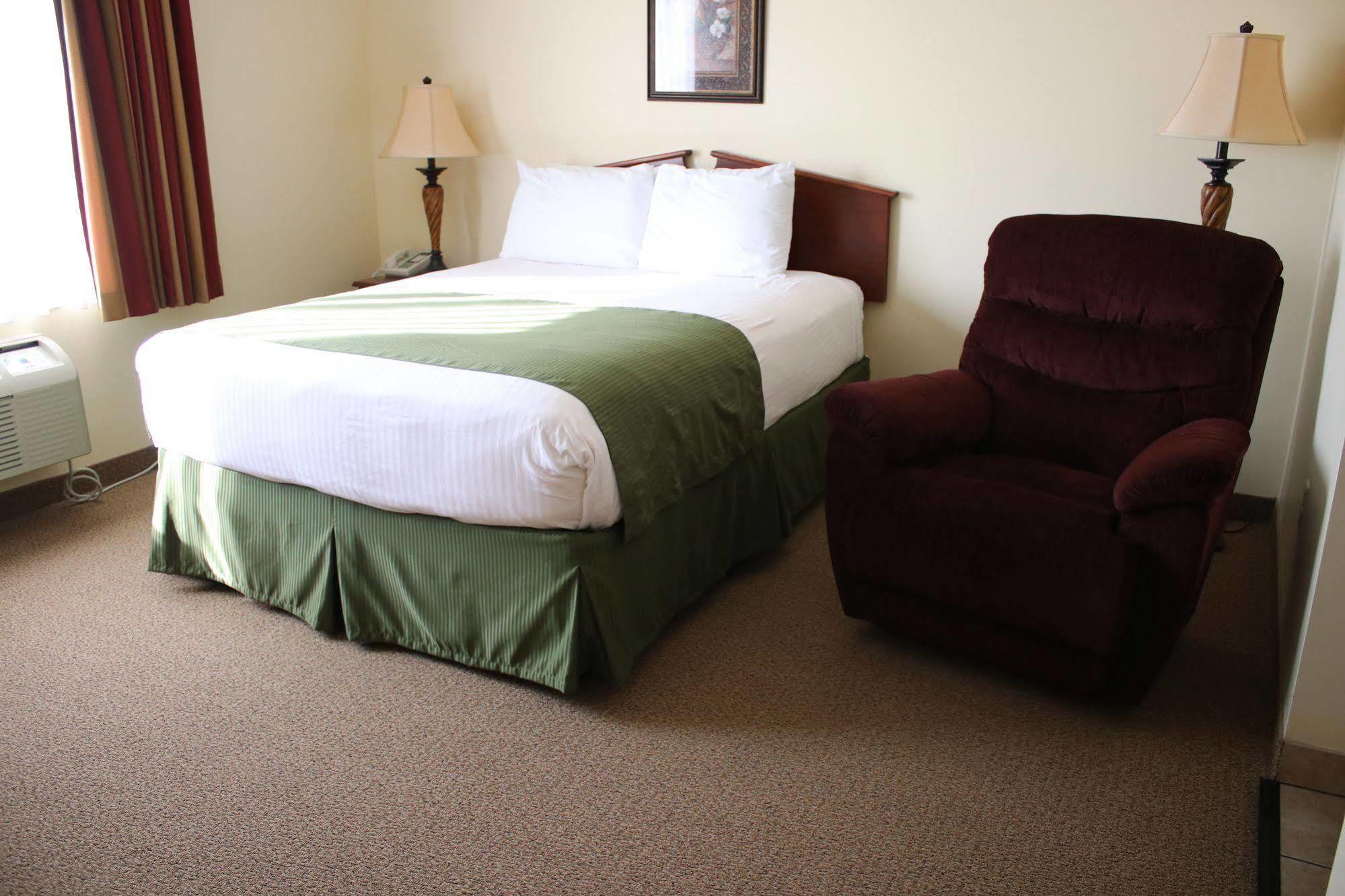 The Edgewood Hotel And Suites Fairbury エクステリア 写真