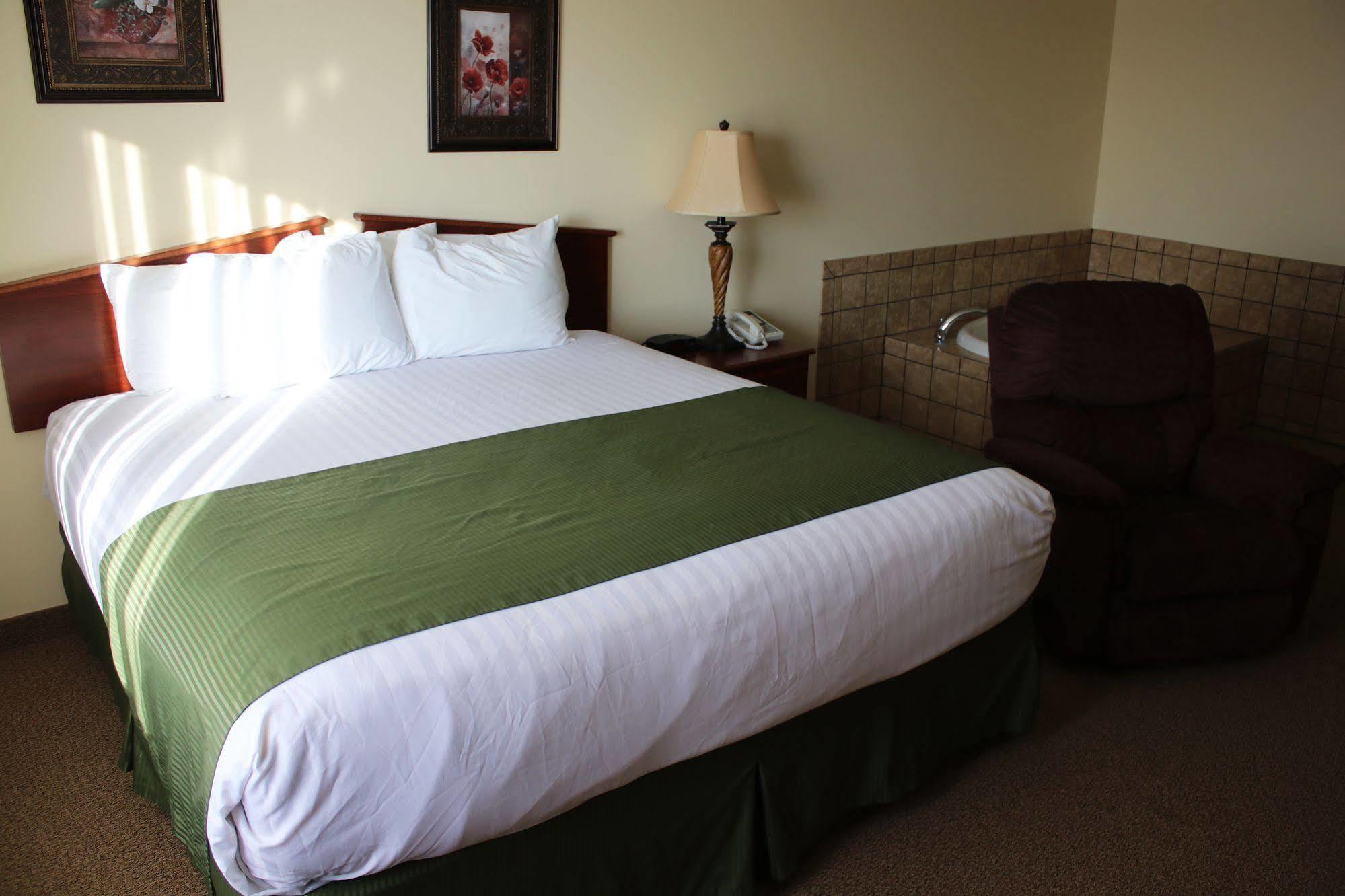 The Edgewood Hotel And Suites Fairbury エクステリア 写真