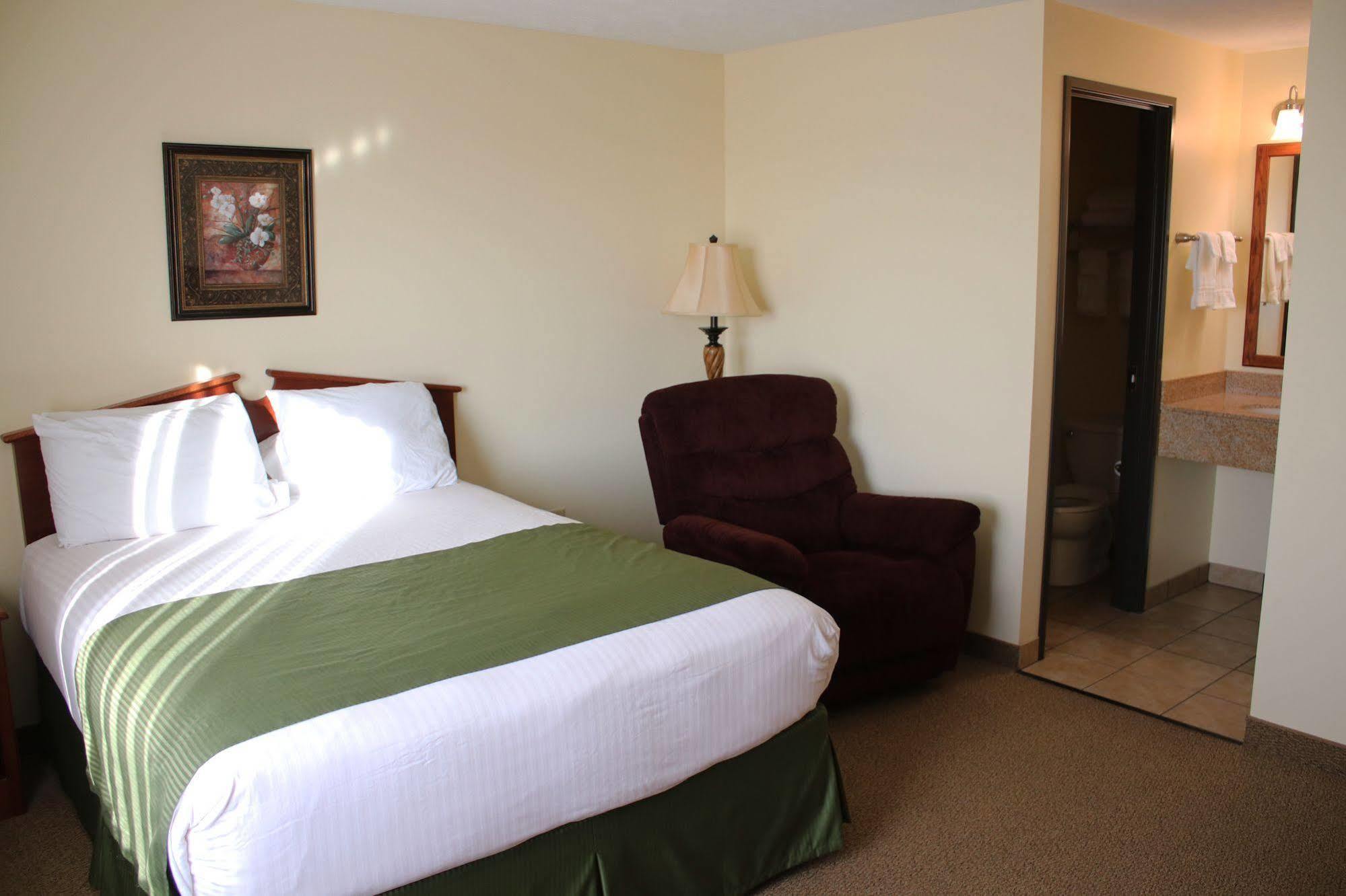 The Edgewood Hotel And Suites Fairbury エクステリア 写真