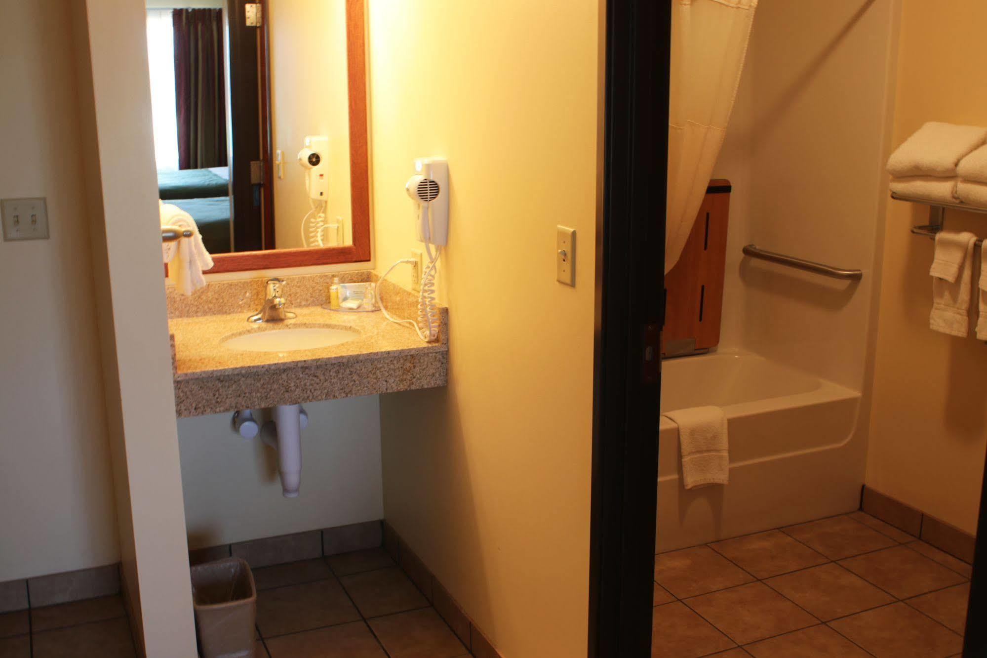 The Edgewood Hotel And Suites Fairbury エクステリア 写真