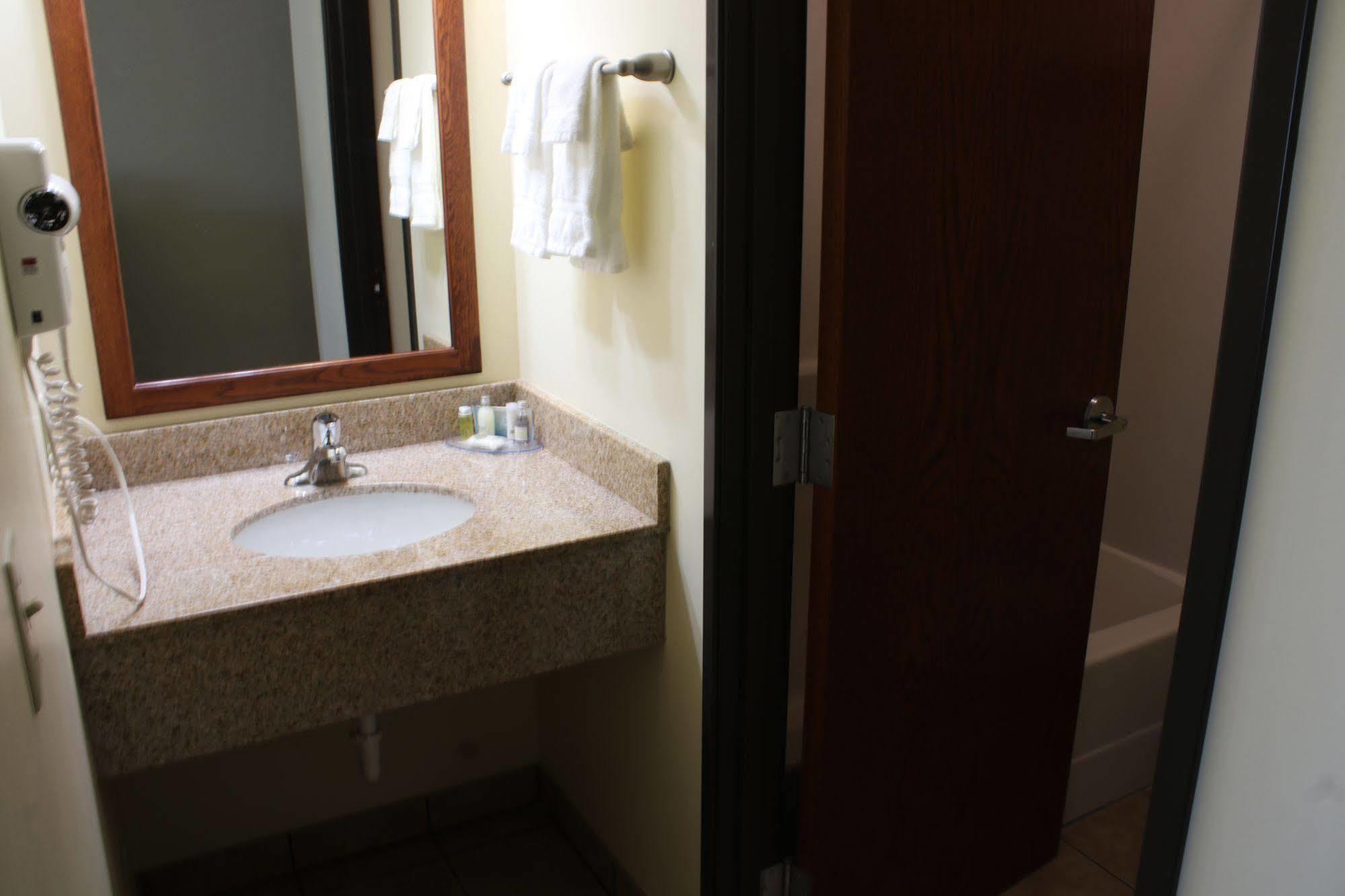 The Edgewood Hotel And Suites Fairbury エクステリア 写真