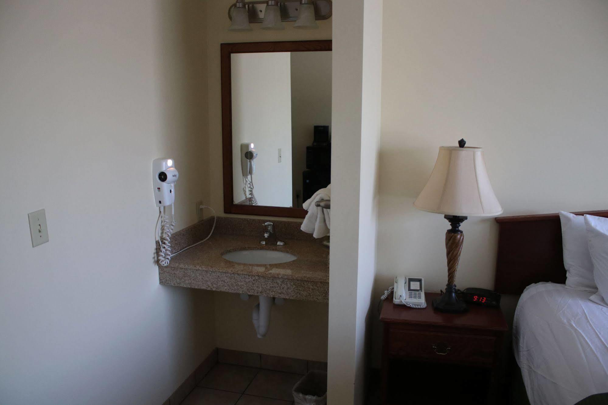 The Edgewood Hotel And Suites Fairbury エクステリア 写真