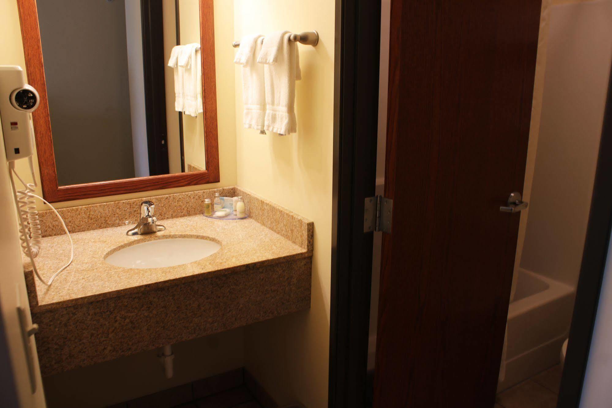 The Edgewood Hotel And Suites Fairbury エクステリア 写真