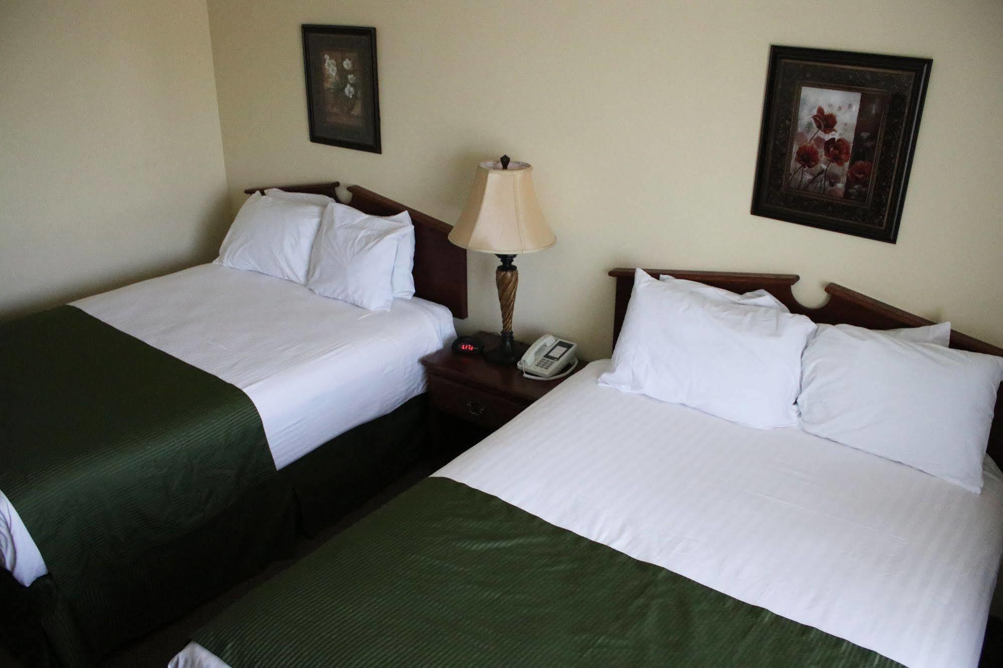 The Edgewood Hotel And Suites Fairbury エクステリア 写真