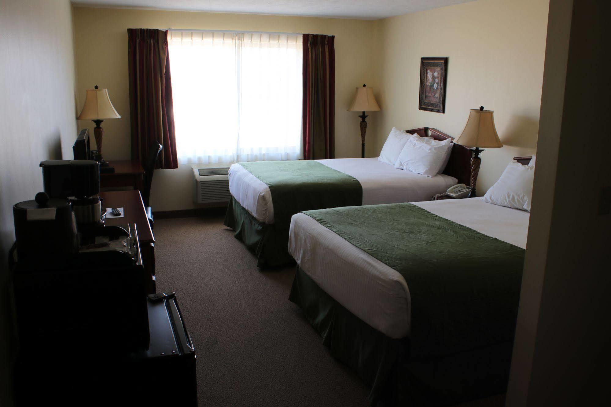 The Edgewood Hotel And Suites Fairbury エクステリア 写真