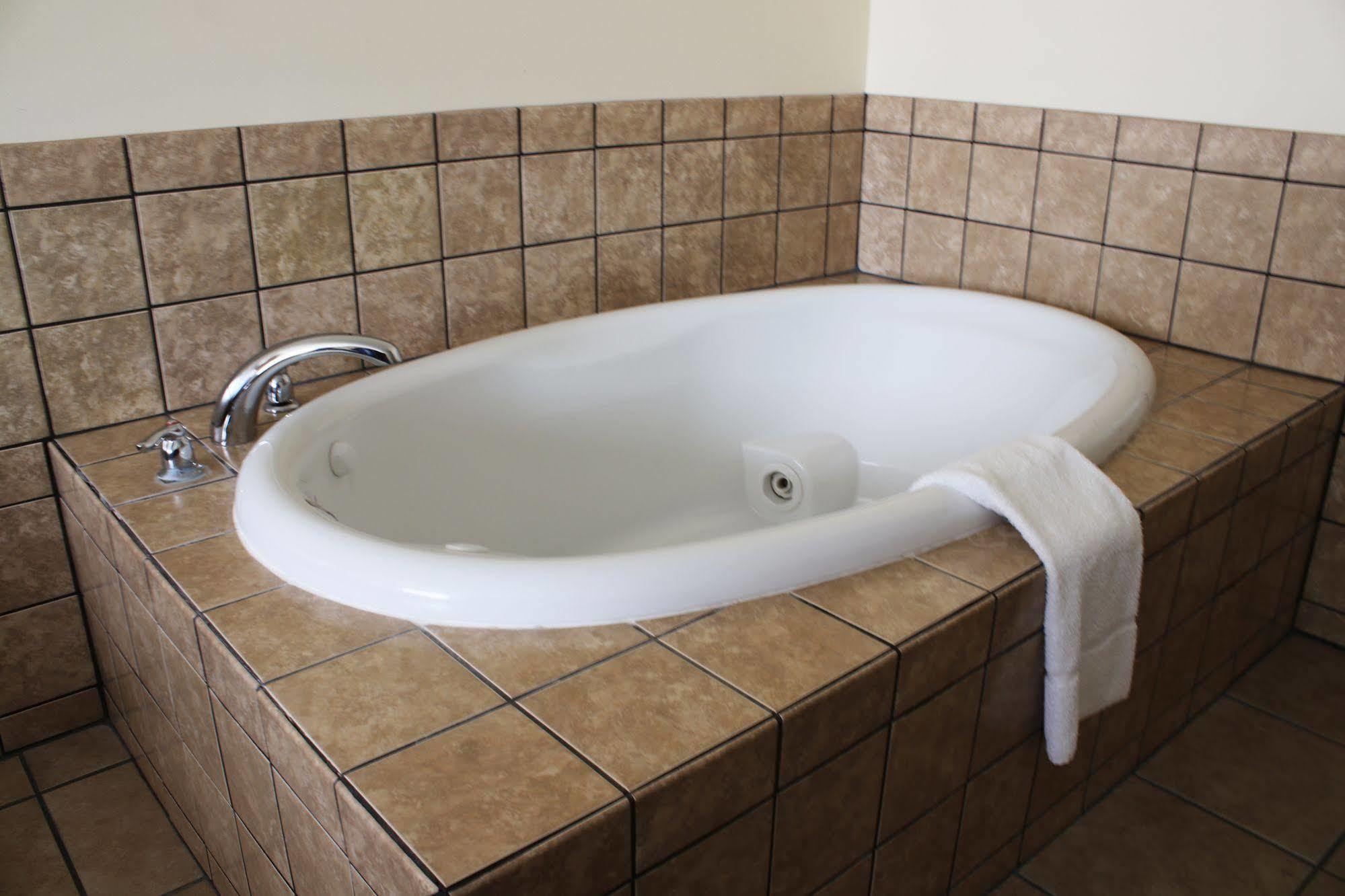The Edgewood Hotel And Suites Fairbury エクステリア 写真